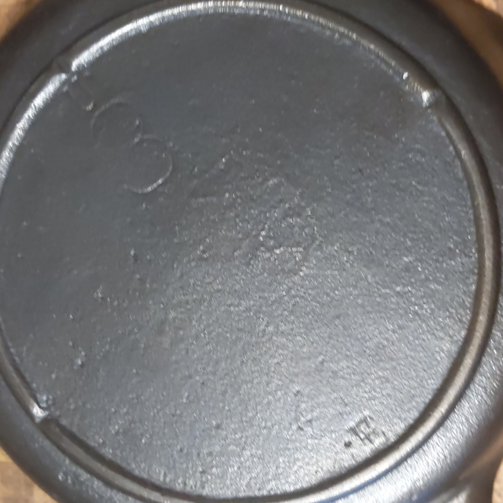 Vintage Unmarked Lodge Cast Iron Skillet, #3 - Picture 13 of 15